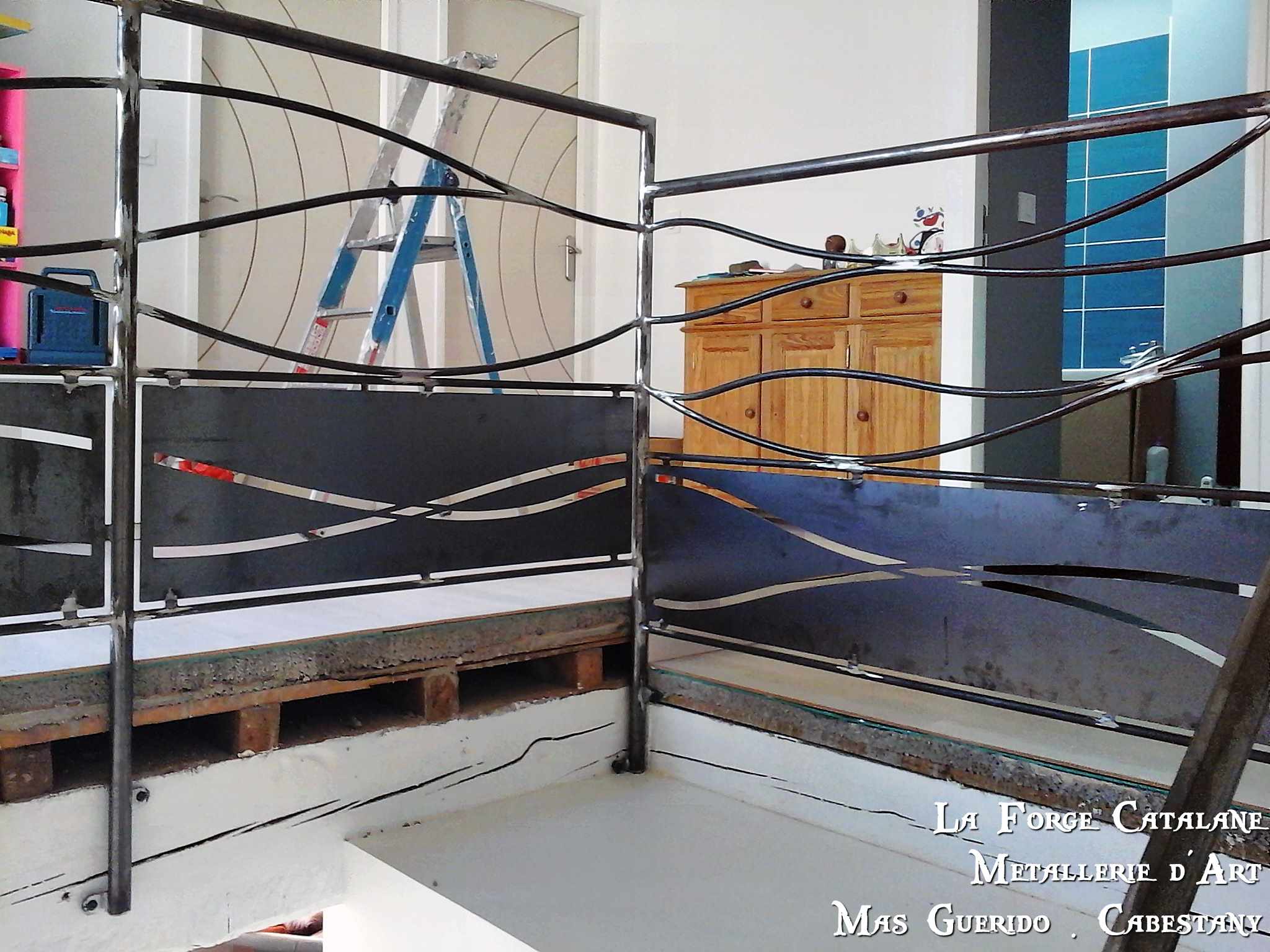 garde corps main courante tube rond et remplissage rondin effet vagues fer forge catalane.jpg